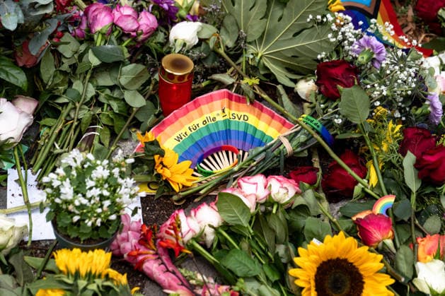 Menschen gedenken mit Blumen, Kerzen, Regenbogenflaggen und Solidaritätsnachrichten an den Opfer der Anschlag vom 25. Juli an den CSD im Tiergarten in Berlin am 27. Juli 2026. Der vermeintliche Attänteter Abdul B. soll mit einem LKW in dem Tiergarten gefahren und eine Frau getötet und weiter 29 Menschen verletzt haben. Gestern laut Polizei und LKA soll er während eine Operation in einer Gartenkolonie in Spandau aufgespürt und erschossen worden sein. Berliner gedenken an den Opfern der Attacke an den CSD *** People pay their respects with flowers, candles, rainbow flags, and messages of solidarity for the victims of the July 25 attack at the CSD in Berlin’s Tiergarten on July 27, 2026. The alleged attacker, Abdul B, is said to have driv