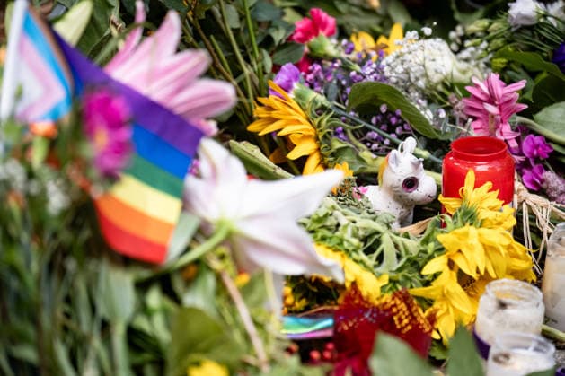 Menschen gedenken mit Blumen, Kerzen, Regenbogenflaggen und Solidaritätsnachrichten an den Opfer der Anschlag vom 25. Juli an den CSD im Tiergarten in Berlin am 27. Juli 2026. Der vermeintliche Attänteter Abdul B. soll mit einem LKW in dem Tiergarten gefahren und eine Frau getötet und weiter 29 Menschen verletzt haben. Gestern laut Polizei und LKA soll er während eine Operation in einer Gartenkolonie in Spandau aufgespürt und erschossen worden sein. Berliner gedenken an den Opfern der Attacke an den CSD *** People pay their respects with flowers, candles, rainbow flags, and messages of solidarity for the victims of the July 25 attack at the CSD in Berlin’s Tiergarten on July 27, 2026. The alleged attacker, Abdul B, is said to have driv