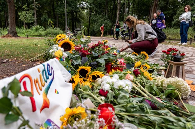 Menschen gedenken mit Blumen, Kerzen, Regenbogenflaggen und Solidaritätsnachrichten an den Opfer der Anschlag vom 25. Juli an den CSD im Tiergarten in Berlin am 27. Juli 2026. Der vermeintliche Attänteter Abdul B. soll mit einem LKW in dem Tiergarten gefahren und eine Frau getötet und weiter 29 Menschen verletzt haben. Gestern laut Polizei und LKA soll er während eine Operation in einer Gartenkolonie in Spandau aufgespürt und erschossen worden sein. Berliner gedenken an den Opfern der Attacke an den CSD *** People pay their respects with flowers, candles, rainbow flags, and messages of solidarity for the victims of the July 25 attack at the CSD in Berlin’s Tiergarten on July 27, 2026. The alleged attacker, Abdul B, is said to have driv
