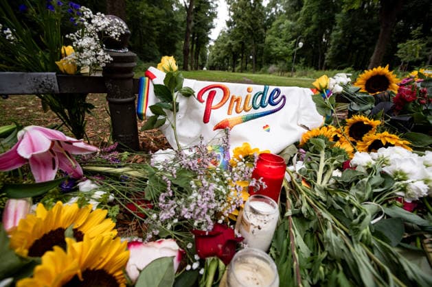 Menschen gedenken mit Blumen, Kerzen, Regenbogenflaggen und Solidaritätsnachrichten an den Opfer der Anschlag vom 25. Juli an den CSD im Tiergarten in Berlin am 27. Juli 2026. Der vermeintliche Attänteter Abdul B. soll mit einem LKW in dem Tiergarten gefahren und eine Frau getötet und weiter 29 Menschen verletzt haben. Gestern laut Polizei und LKA soll er während eine Operation in einer Gartenkolonie in Spandau aufgespürt und erschossen worden sein. Berliner gedenken an den Opfern der Attacke an den CSD *** People pay their respects with flowers, candles, rainbow flags, and messages of solidarity for the victims of the July 25 attack at the CSD in Berlin’s Tiergarten on July 27, 2026. The alleged attacker, Abdul B, is said to have driv