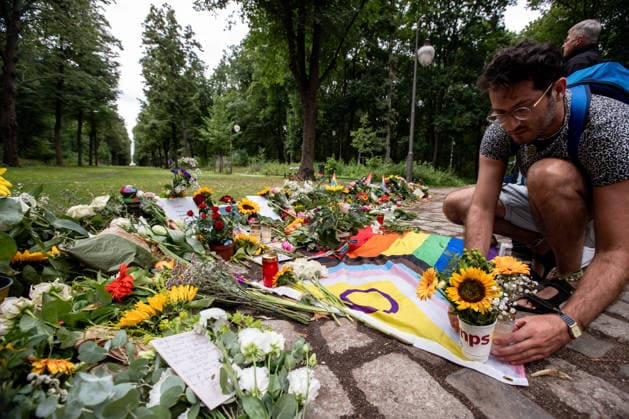 Menschen gedenken mit Blumen, Kerzen, Regenbogenflaggen und Solidaritätsnachrichten an den Opfer der Anschlag vom 25. Juli an den CSD im Tiergarten in Berlin am 27. Juli 2026. Der vermeintliche Attänteter Abdul B. soll mit einem LKW in dem Tiergarten gefahren und eine Frau getötet und weiter 29 Menschen verletzt haben. Gestern laut Polizei und LKA soll er während eine Operation in einer Gartenkolonie in Spandau aufgespürt und erschossen worden sein. Berliner gedenken an den Opfern der Attacke an den CSD *** People pay their respects with flowers, candles, rainbow flags, and messages of solidarity for the victims of the July 25 attack at the CSD in Berlin’s Tiergarten on July 27, 2026. The alleged attacker, Abdul B, is said to have driv