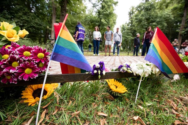 Menschen gedenken mit Blumen, Kerzen, Regenbogenflaggen und Solidaritätsnachrichten an den Opfer der Anschlag vom 25. Juli an den CSD im Tiergarten in Berlin am 27. Juli 2026. Der vermeintliche Attänteter Abdul B. soll mit einem LKW in dem Tiergarten gefahren und eine Frau getötet und weiter 29 Menschen verletzt haben. Gestern laut Polizei und LKA soll er während eine Operation in einer Gartenkolonie in Spandau aufgespürt und erschossen worden sein. Berliner gedenken an den Opfern der Attacke an den CSD *** People pay their respects with flowers, candles, rainbow flags, and messages of solidarity for the victims of the July 25 attack at the CSD in Berlin’s Tiergarten on July 27, 2026. The alleged attacker, Abdul B, is said to have driv
