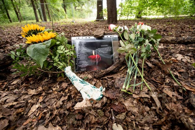 Menschen gedenken mit Blumen, Kerzen, Regenbogenflaggen und Solidaritätsnachrichten an den Opfer der Anschlag vom 25. Juli an den CSD im Tiergarten in Berlin am 27. Juli 2026. Der vermeintliche Attänteter Abdul B. soll mit einem LKW in dem Tiergarten gefahren und eine Frau getötet und weiter 29 Menschen verletzt haben. Gestern laut Polizei und LKA soll er während eine Operation in einer Gartenkolonie in Spandau aufgespürt und erschossen worden sein. Berliner gedenken an den Opfern der Attacke an den CSD *** People pay their respects with flowers, candles, rainbow flags, and messages of solidarity for the victims of the July 25 attack at the CSD in Berlin’s Tiergarten on July 27, 2026. The alleged attacker, Abdul B, is said to have driv