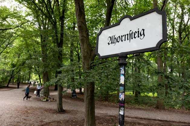 Menschen gedenken mit Blumen, Kerzen, Regenbogenflaggen und Solidaritätsnachrichten an den Opfer der Anschlag vom 25. Juli an den CSD im Tiergarten in Berlin am 27. Juli 2026. Der vermeintliche Attänteter Abdul B. soll mit einem LKW in dem Tiergarten gefahren und eine Frau getötet und weiter 29 Menschen verletzt haben. Gestern laut Polizei und LKA soll er während eine Operation in einer Gartenkolonie in Spandau aufgespürt und erschossen worden sein. Berliner gedenken an den Opfern der Attacke an den CSD *** People pay their respects with flowers, candles, rainbow flags, and messages of solidarity for the victims of the July 25 attack at the CSD in Berlin’s Tiergarten on July 27, 2026. The alleged attacker, Abdul B, is said to have driven a