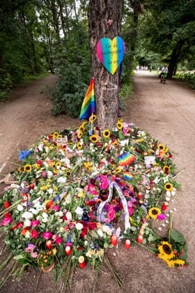 Menschen gedenken mit Blumen, Kerzen, Regenbogenflaggen und Solidaritätsnachrichten an den Opfer der Anschlag vom 25. Juli an den CSD im Tiergarten in Berlin am 27. Juli 2026. Der vermeintliche Attänteter Abdul B. soll mit einem LKW in dem Tiergarten gefahren und eine Frau getötet und weiter 29 Menschen verletzt haben. Gestern laut Polizei und LKA soll er während eine Operation in einer Gartenkolonie in Spandau aufgespürt und erschossen worden sein. Berliner gedenken an den Opfern der Attacke an den CSD *** People pay their respects with flowers, candles, rainbow flags, and messages of solidarity for the victims of the July 25 attack at the CSD in Berlin’s Tiergarten on July 27, 2026. The alleged attacker, Abdul B, is said to have driv