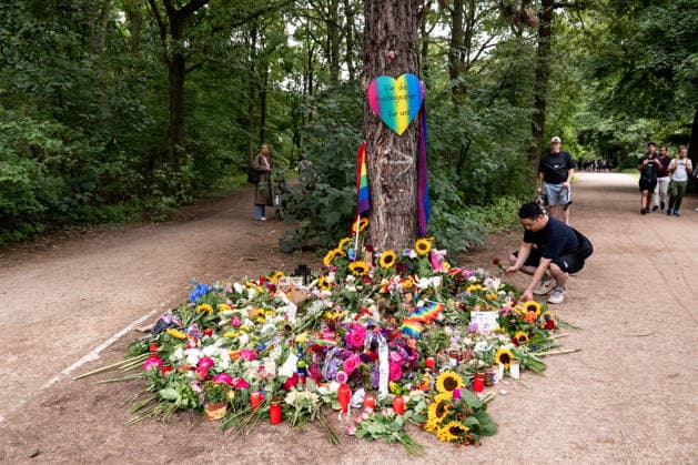 Menschen gedenken mit Blumen, Kerzen, Regenbogenflaggen und Solidaritätsnachrichten an den Opfer der Anschlag vom 25. Juli an den CSD im Tiergarten in Berlin am 27. Juli 2026. Der vermeintliche Attänteter Abdul B. soll mit einem LKW in dem Tiergarten gefahren und eine Frau getötet und weiter 29 Menschen verletzt haben. Gestern laut Polizei und LKA soll er während eine Operation in einer Gartenkolonie in Spandau aufgespürt und erschossen worden sein. Berliner gedenken an den Opfern der Attacke an den CSD *** People pay their respects with flowers, candles, rainbow flags, and messages of solidarity for the victims of the July 25 attack at the CSD in Berlin’s Tiergarten on July 27, 2026. The alleged attacker, Abdul B, is said to have driv