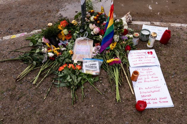 Menschen gedenken mit Blumen, Kerzen, Regenbogenflaggen und Solidaritätsnachrichten an den Opfer der Anschlag vom 25. Juli an den CSD im Tiergarten in Berlin am 27. Juli 2026. Der vermeintliche Attänteter Abdul B. soll mit einem LKW in dem Tiergarten gefahren und eine Frau getötet und weiter 29 Menschen verletzt haben. Gestern laut Polizei und LKA soll er während eine Operation in einer Gartenkolonie in Spandau aufgespürt und erschossen worden sein. Berliner gedenken an den Opfern der Attacke an den CSD *** People pay their respects with flowers, candles, rainbow flags, and messages of solidarity for the victims of the July 25 attack at the CSD in Berlin’s Tiergarten on July 27, 2026. The alleged attacker, Abdul B, is said to have driv
