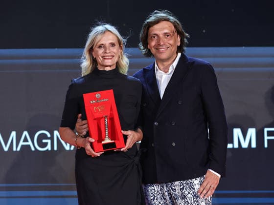 IPA87054179 - Soverato (CZ), 23rd edition of the Magna Graecia Film Festival - Third evening. Pictured: Isabella Ferrari with the Colonna d Oro Award, Anton Giulio Grande  Copyright: xMarcoxProvvisionatox xMarcoxProvvisionatox 87054179