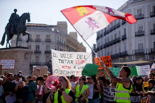Demonstration over the fires in Madrid - 27 Jul 2026 A protester waves a flag of the Castile and Leon region. during a demonstration at the Puerta del Sol in central Madrid. People from the Tietar Valley, Avila, in the Castile and Leon region, held a protest against the handling of the wildfires affecting dozens of municipalities in the area and the neglect of the land. Madrid Spain Copyright: xLuisxSotox xSOPAxImagesx LSOTOMPT01