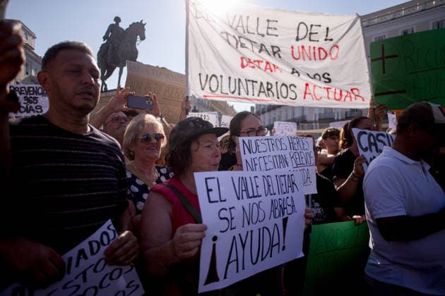 Demonstration over the fires in Madrid - 27 Jul 2026 Protesters hold banners during a demonstration at the Puerta del Sol in central Madrid. People from the Tietar Valley, Avila, in the Castile and Leon region, held a protest against the handling of the wildfires affecting dozens of municipalities in the area and the neglect of the land. Madrid Spain Copyright: xLuisxSotox xSOPAxImagesx LSOTOMPT02