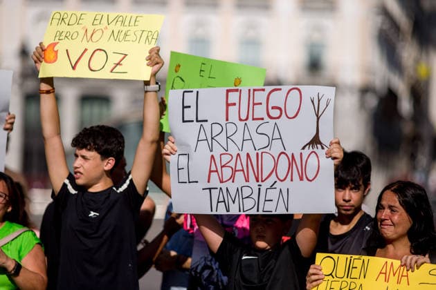 Demonstration over the fires in Madrid - 27 Jul 2026 Protesters hold placards during a demonstration at the Puerta del Sol in central Madrid. People from the Tietar Valley, Avila, in the Castile and Leon region, held a protest against the handling of the wildfires affecting dozens of municipalities in the area and the neglect of the land. Madrid Spain Copyright: xLuisxSotox xSOPAxImagesx LSOTOMPT08