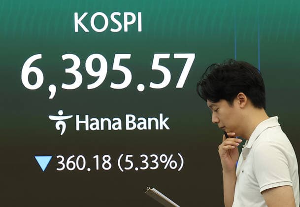 KOSPI plunges KOSPI plunges A financial data screen in the dealing room of Hana Bank in Seoul on July 28, 2026, shows the benchmark Korea Composite Stock Price Index having fallen 5.33 percent from the previous session to an intraday low of 6,395.57 in early trading. South Korean stocks opened sharply lower, dragged down by losses in tech shares following a selloff in chipmakers on Wall Street. (Yonhap) 2026-07-28 10:17:40 < 1980-2026 YONHAPNEWS AGENCY. .> ¼­¿ïÆ¯º°½Ã EDITORIAL USE ONLY  Copyright: xx PYH2026072806480031500 YonhapxNewsx yonphotos254953