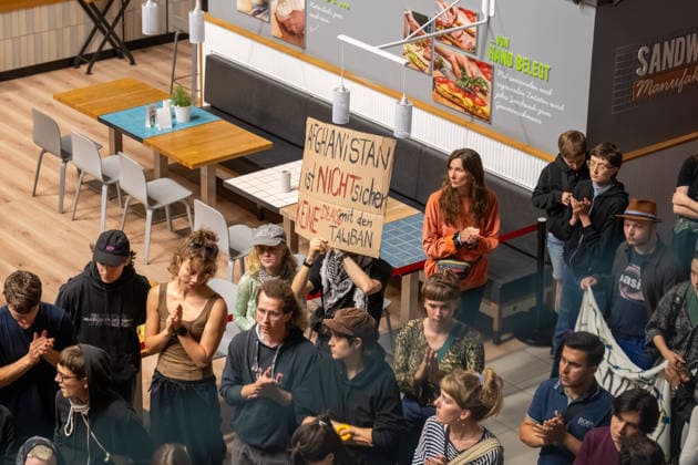 Schkeuditz - Demonstration gegen Afghanistan-Abschiebeflug: Charter startet in der Nacht ab Leipzig Halle 27.07.2026 ab 22 Uhr Schkeuditz, Flughafen Leipzig Halle Rund 260 Menschen haben am späten Montagabend am Flughafen Leipzig Halle gegen einen Abschiebeflug nach Afghanistan demonstriert. Das antirassistische Bündnis hatte kurzfristig zu der Eilversammlung aufgerufen, nachdem der für Dienstag geplante Charterflug auf die Nacht vorgezogen worden war. Die Demonstration verlief friedlich und wurde von der Polizei begleitet. Gegen 1.43 Uhr startete schließlich ein Airbus A320-214 der Fluggesellschaft Freebird Airlines über Trabzon in Richtung Kabul. Mehrere Personen wurden mit Handschellen an Bord gebracht. Angaben zur Zahl der Abgesch Copyright: xEHLxMedia Erik-HolmxLanghofx 20260727_afghanistan-abschiebung-flughafen-leipzig_12