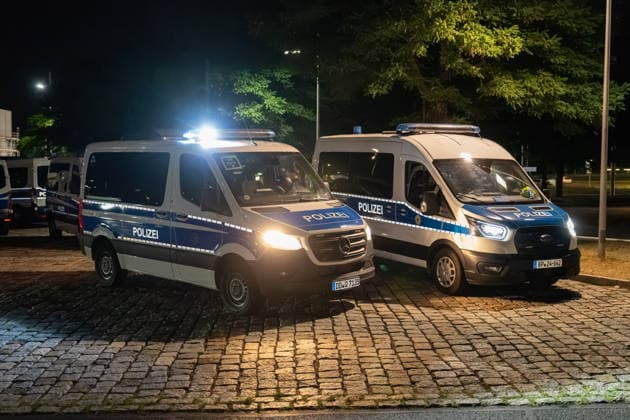 Schkeuditz - Demonstration gegen Afghanistan-Abschiebeflug: Charter startet in der Nacht ab Leipzig Halle 27.07.2026 ab 22 Uhr Schkeuditz, Flughafen Leipzig Halle Rund 260 Menschen haben am späten Montagabend am Flughafen Leipzig Halle gegen einen Abschiebeflug nach Afghanistan demonstriert. Das antirassistische Bündnis hatte kurzfristig zu der Eilversammlung aufgerufen, nachdem der für Dienstag geplante Charterflug auf die Nacht vorgezogen worden war. Die Demonstration verlief friedlich und wurde von der Polizei begleitet. Gegen 1.43 Uhr startete schließlich ein Airbus A320-214 der Fluggesellschaft Freebird Airlines über Trabzon in Richtung Kabul. Mehrere Personen wurden mit Handschellen an Bord gebracht. Angaben zur Zahl der Abgesch Copyright: xEHLxMedia Erik-HolmxLanghofx 20260727_afghanistan-abschiebung-flughafen-leipzig_13