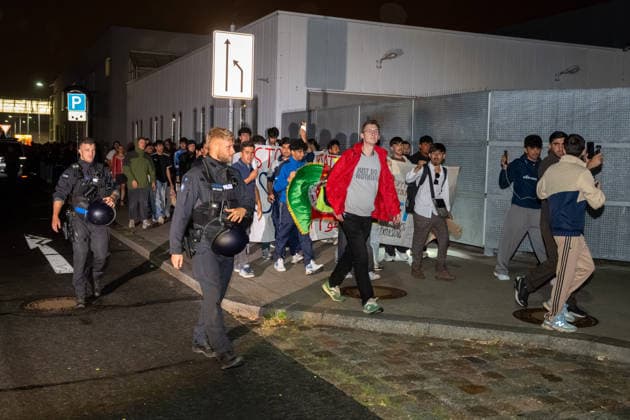 Schkeuditz - Demonstration gegen Afghanistan-Abschiebeflug: Charter startet in der Nacht ab Leipzig Halle 27.07.2026 ab 22 Uhr Schkeuditz, Flughafen Leipzig Halle Rund 260 Menschen haben am späten Montagabend am Flughafen Leipzig Halle gegen einen Abschiebeflug nach Afghanistan demonstriert. Das antirassistische Bündnis hatte kurzfristig zu der Eilversammlung aufgerufen, nachdem der für Dienstag geplante Charterflug auf die Nacht vorgezogen worden war. Die Demonstration verlief friedlich und wurde von der Polizei begleitet. Gegen 1.43 Uhr startete schließlich ein Airbus A320-214 der Fluggesellschaft Freebird Airlines über Trabzon in Richtung Kabul. Mehrere Personen wurden mit Handschellen an Bord gebracht. Angaben zur Zahl der Abgesch Copyright: xEHLxMedia Erik-HolmxLanghofx 20260727_afghanistan-abschiebung-flughafen-leipzig_17