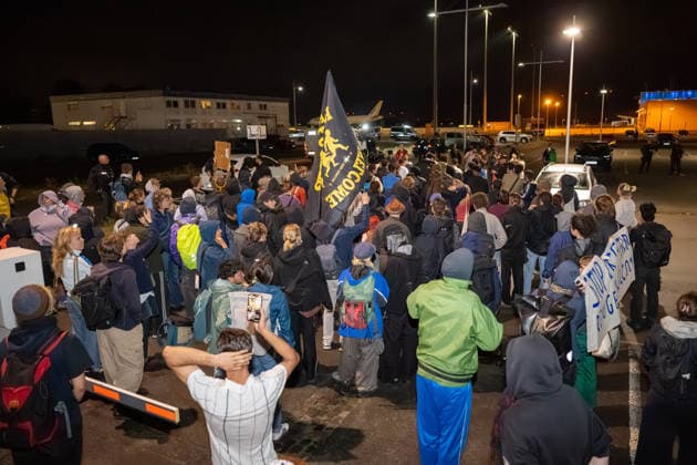 Schkeuditz - Demonstration gegen Afghanistan-Abschiebeflug: Charter startet in der Nacht ab Leipzig Halle 27.07.2026 ab 22 Uhr Schkeuditz, Flughafen Leipzig Halle Rund 260 Menschen haben am späten Montagabend am Flughafen Leipzig Halle gegen einen Abschiebeflug nach Afghanistan demonstriert. Das antirassistische Bündnis hatte kurzfristig zu der Eilversammlung aufgerufen, nachdem der für Dienstag geplante Charterflug auf die Nacht vorgezogen worden war. Die Demonstration verlief friedlich und wurde von der Polizei begleitet. Gegen 1.43 Uhr startete schließlich ein Airbus A320-214 der Fluggesellschaft Freebird Airlines über Trabzon in Richtung Kabul. Mehrere Personen wurden mit Handschellen an Bord gebracht. Angaben zur Zahl der Abgesch Copyright: xEHLxMedia Erik-HolmxLanghofx 20260727_afghanistan-abschiebung-flughafen-leipzig_19