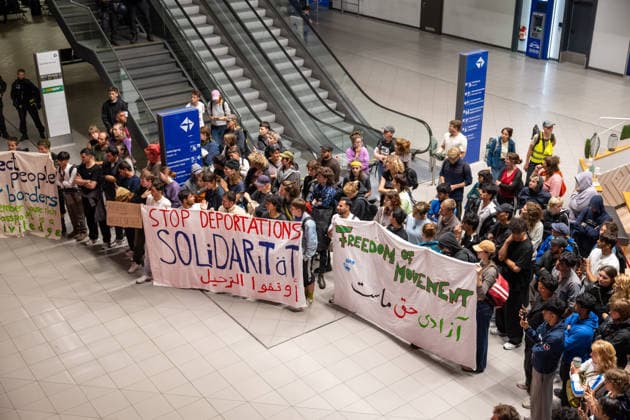 Schkeuditz - Demonstration gegen Afghanistan-Abschiebeflug: Charter startet in der Nacht ab Leipzig Halle 27.07.2026 ab 22 Uhr Schkeuditz, Flughafen Leipzig Halle Rund 260 Menschen haben am späten Montagabend am Flughafen Leipzig Halle gegen einen Abschiebeflug nach Afghanistan demonstriert. Das antirassistische Bündnis hatte kurzfristig zu der Eilversammlung aufgerufen, nachdem der für Dienstag geplante Charterflug auf die Nacht vorgezogen worden war. Die Demonstration verlief friedlich und wurde von der Polizei begleitet. Gegen 1.43 Uhr startete schließlich ein Airbus A320-214 der Fluggesellschaft Freebird Airlines über Trabzon in Richtung Kabul. Mehrere Personen wurden mit Handschellen an Bord gebracht. Angaben zur Zahl der Abgesch Copyright: xEHLxMedia Erik-HolmxLanghofx 20260727_afghanistan-abschiebung-flughafen-leipzig_3
