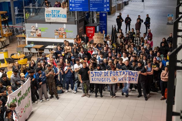 Schkeuditz - Demonstration gegen Afghanistan-Abschiebeflug: Charter startet in der Nacht ab Leipzig Halle 27.07.2026 ab 22 Uhr Schkeuditz, Flughafen Leipzig Halle Rund 260 Menschen haben am späten Montagabend am Flughafen Leipzig Halle gegen einen Abschiebeflug nach Afghanistan demonstriert. Das antirassistische Bündnis hatte kurzfristig zu der Eilversammlung aufgerufen, nachdem der für Dienstag geplante Charterflug auf die Nacht vorgezogen worden war. Die Demonstration verlief friedlich und wurde von der Polizei begleitet. Gegen 1.43 Uhr startete schließlich ein Airbus A320-214 der Fluggesellschaft Freebird Airlines über Trabzon in Richtung Kabul. Mehrere Personen wurden mit Handschellen an Bord gebracht. Angaben zur Zahl der Abgesch Copyright: xEHLxMedia Erik-HolmxLanghofx 20260727_afghanistan-abschiebung-flughafen-leipzig_5