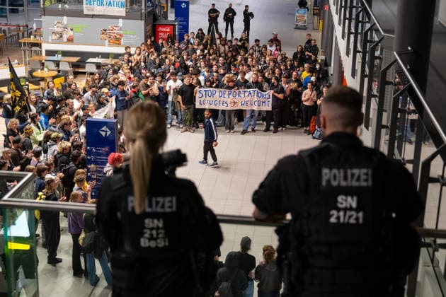 Schkeuditz - Demonstration gegen Afghanistan-Abschiebeflug: Charter startet in der Nacht ab Leipzig Halle 27.07.2026 ab 22 Uhr Schkeuditz, Flughafen Leipzig Halle Rund 260 Menschen haben am späten Montagabend am Flughafen Leipzig Halle gegen einen Abschiebeflug nach Afghanistan demonstriert. Das antirassistische Bündnis hatte kurzfristig zu der Eilversammlung aufgerufen, nachdem der für Dienstag geplante Charterflug auf die Nacht vorgezogen worden war. Die Demonstration verlief friedlich und wurde von der Polizei begleitet. Gegen 1.43 Uhr startete schließlich ein Airbus A320-214 der Fluggesellschaft Freebird Airlines über Trabzon in Richtung Kabul. Mehrere Personen wurden mit Handschellen an Bord gebracht. Angaben zur Zahl der Abgesch Copyright: xEHLxMedia Erik-HolmxLanghofx 20260727_afghanistan-abschiebung-flughafen-leipzig_8