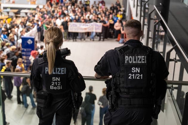 Schkeuditz - Demonstration gegen Afghanistan-Abschiebeflug: Charter startet in der Nacht ab Leipzig Halle 27.07.2026 ab 22 Uhr Schkeuditz, Flughafen Leipzig Halle Rund 260 Menschen haben am späten Montagabend am Flughafen Leipzig Halle gegen einen Abschiebeflug nach Afghanistan demonstriert. Das antirassistische Bündnis hatte kurzfristig zu der Eilversammlung aufgerufen, nachdem der für Dienstag geplante Charterflug auf die Nacht vorgezogen worden war. Die Demonstration verlief friedlich und wurde von der Polizei begleitet. Gegen 1.43 Uhr startete schließlich ein Airbus A320-214 der Fluggesellschaft Freebird Airlines über Trabzon in Richtung Kabul. Mehrere Personen wurden mit Handschellen an Bord gebracht. Angaben zur Zahl der Abgesch Copyright: xEHLxMedia Erik-HolmxLanghofx 20260727_afghanistan-abschiebung-flughafen-leipzig_9