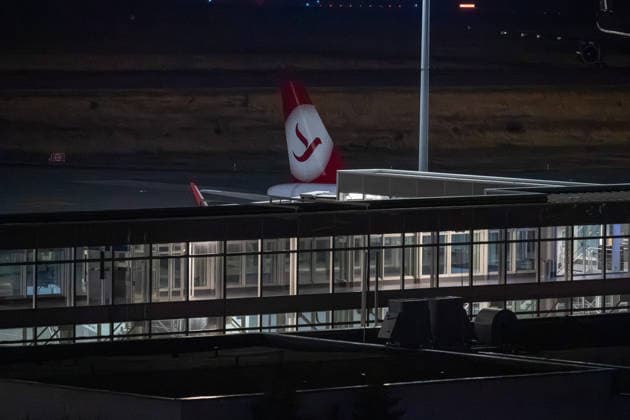 Schkeuditz - Demonstration gegen Afghanistan-Abschiebeflug: Charter startet in der Nacht ab Leipzig Halle 27.07.2026 ab 22 Uhr Schkeuditz, Flughafen Leipzig Halle Rund 260 Menschen haben am späten Montagabend am Flughafen Leipzig Halle gegen einen Abschiebeflug nach Afghanistan demonstriert. Das antirassistische Bündnis hatte kurzfristig zu der Eilversammlung aufgerufen, nachdem der für Dienstag geplante Charterflug auf die Nacht vorgezogen worden war. Die Demonstration verlief friedlich und wurde von der Polizei begleitet. Gegen 1.43 Uhr startete schließlich ein Airbus A320-214 der Fluggesellschaft Freebird Airlines über Trabzon in Richtung Kabul. Mehrere Personen wurden mit Handschellen an Bord gebracht. Angaben zur Zahl der Abgesch Copyright: xEHLxMedia Erik-HolmxLanghofx 20260728_afghanistan-abschiebung-flughafen-leipzig_23