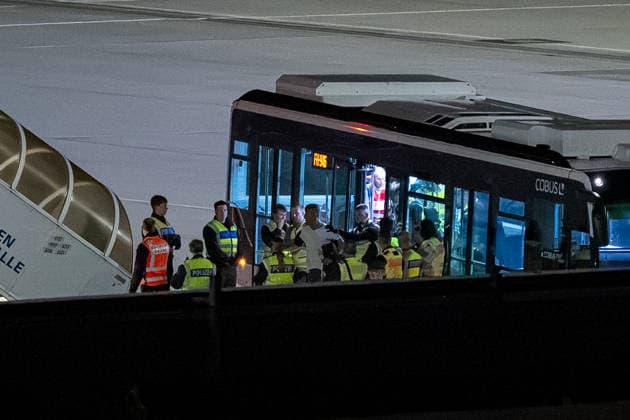 Schkeuditz - Demonstration gegen Afghanistan-Abschiebeflug: Charter startet in der Nacht ab Leipzig Halle 27.07.2026 ab 22 Uhr Schkeuditz, Flughafen Leipzig Halle Rund 260 Menschen haben am späten Montagabend am Flughafen Leipzig Halle gegen einen Abschiebeflug nach Afghanistan demonstriert. Das antirassistische Bündnis hatte kurzfristig zu der Eilversammlung aufgerufen, nachdem der für Dienstag geplante Charterflug auf die Nacht vorgezogen worden war. Die Demonstration verlief friedlich und wurde von der Polizei begleitet. Gegen 1.43 Uhr startete schließlich ein Airbus A320-214 der Fluggesellschaft Freebird Airlines über Trabzon in Richtung Kabul. Mehrere Personen wurden mit Handschellen an Bord gebracht. Angaben zur Zahl der Abgesch Copyright: xEHLxMedia Erik-HolmxLanghofx 20260728_afghanistan-abschiebung-flughafen-leipzig_27