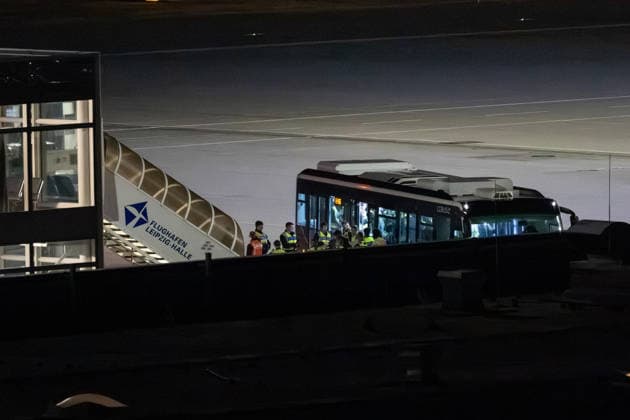 Schkeuditz - Demonstration gegen Afghanistan-Abschiebeflug: Charter startet in der Nacht ab Leipzig Halle 27.07.2026 ab 22 Uhr Schkeuditz, Flughafen Leipzig Halle Rund 260 Menschen haben am späten Montagabend am Flughafen Leipzig Halle gegen einen Abschiebeflug nach Afghanistan demonstriert. Das antirassistische Bündnis hatte kurzfristig zu der Eilversammlung aufgerufen, nachdem der für Dienstag geplante Charterflug auf die Nacht vorgezogen worden war. Die Demonstration verlief friedlich und wurde von der Polizei begleitet. Gegen 1.43 Uhr startete schließlich ein Airbus A320-214 der Fluggesellschaft Freebird Airlines über Trabzon in Richtung Kabul. Mehrere Personen wurden mit Handschellen an Bord gebracht. Angaben zur Zahl der Abgesch Copyright: xEHLxMedia Erik-HolmxLanghofx 20260728_afghanistan-abschiebung-flughafen-leipzig_25