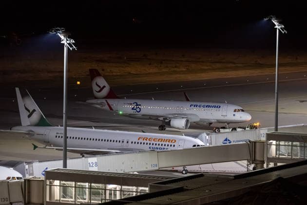 Schkeuditz - Demonstration gegen Afghanistan-Abschiebeflug: Charter startet in der Nacht ab Leipzig Halle 27.07.2026 ab 22 Uhr Schkeuditz, Flughafen Leipzig Halle Rund 260 Menschen haben am späten Montagabend am Flughafen Leipzig Halle gegen einen Abschiebeflug nach Afghanistan demonstriert. Das antirassistische Bündnis hatte kurzfristig zu der Eilversammlung aufgerufen, nachdem der für Dienstag geplante Charterflug auf die Nacht vorgezogen worden war. Die Demonstration verlief friedlich und wurde von der Polizei begleitet. Gegen 1.43 Uhr startete schließlich ein Airbus A320-214 der Fluggesellschaft Freebird Airlines über Trabzon in Richtung Kabul. Mehrere Personen wurden mit Handschellen an Bord gebracht. Angaben zur Zahl der Abgesch Copyright: xEHLxMedia Erik-HolmxLanghofx 20260728_afghanistan-abschiebung-flughafen-leipzig_28