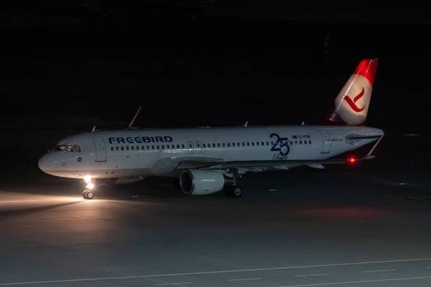 Schkeuditz - Demonstration gegen Afghanistan-Abschiebeflug: Charter startet in der Nacht ab Leipzig Halle 27.07.2026 ab 22 Uhr Schkeuditz, Flughafen Leipzig Halle Rund 260 Menschen haben am späten Montagabend am Flughafen Leipzig Halle gegen einen Abschiebeflug nach Afghanistan demonstriert. Das antirassistische Bündnis hatte kurzfristig zu der Eilversammlung aufgerufen, nachdem der für Dienstag geplante Charterflug auf die Nacht vorgezogen worden war. Die Demonstration verlief friedlich und wurde von der Polizei begleitet. Gegen 1.43 Uhr startete schließlich ein Airbus A320-214 der Fluggesellschaft Freebird Airlines über Trabzon in Richtung Kabul. Mehrere Personen wurden mit Handschellen an Bord gebracht. Angaben zur Zahl der Abgesch Copyright: xEHLxMedia Erik-HolmxLanghofx 20260728_afghanistan-abschiebung-flughafen-leipzig_29