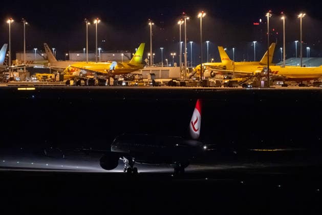Schkeuditz - Demonstration gegen Afghanistan-Abschiebeflug: Charter startet in der Nacht ab Leipzig Halle 27.07.2026 ab 22 Uhr Schkeuditz, Flughafen Leipzig Halle Rund 260 Menschen haben am späten Montagabend am Flughafen Leipzig Halle gegen einen Abschiebeflug nach Afghanistan demonstriert. Das antirassistische Bündnis hatte kurzfristig zu der Eilversammlung aufgerufen, nachdem der für Dienstag geplante Charterflug auf die Nacht vorgezogen worden war. Die Demonstration verlief friedlich und wurde von der Polizei begleitet. Gegen 1.43 Uhr startete schließlich ein Airbus A320-214 der Fluggesellschaft Freebird Airlines über Trabzon in Richtung Kabul. Mehrere Personen wurden mit Handschellen an Bord gebracht. Angaben zur Zahl der Abgesch Copyright: xEHLxMedia Erik-HolmxLanghofx 20260728_afghanistan-abschiebung-flughafen-leipzig_31
