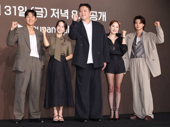 Drama The Affair was Just the Beginning Drama The Affair was Just the Beginning The stars of The Affair was Just the Beginning an original series by Coupang Play -- Kim Jae-chul, Jo Yeo-jung, Kim Hye-soo and Kim Ji-hoon (L to R) -- along with director Lee Chang-hee (C) pose for a photo during a publicity event in Seoul on July 28, 2026. The eight-episode series will be released worldwide on July 31. (Yonhap) 2026-07-28 13:16:35 < 1980-2026 YONHAPNEWS AGENCY. .> ¼­¿ïÆ¯º°½Ã EDITORIAL USE ONLY  Copyright: xx PYH2026072812530034400 YonhapxNewsx yonphotos254980