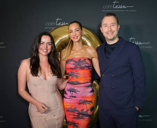 Agentur comtessa wird 8 - mega Party in Düsseldorf! (L-R) Louise Farina von Eau de Coligne Farina 1709 mit Sandy Meyer-Wölden und Daniel Sauerzapf, Bankhaus von Hauck Aufhäuser Lampe Family Office-Manager Düsseldorf Arabesq Restaurant NRW Deutschland *** The comtessa agency is throwing a massive party in Düsseldorf: L-R Louise Farina of Eau de Coligne Farina 1709 with Sandy Meyer Wölden and Daniel Sauerzapf, Bankhaus von Hauck Aufhäuser Lampe Family Office Manager, Düsseldorf, Arabesq Restaurant, North Rhine-Westphalia, Germany