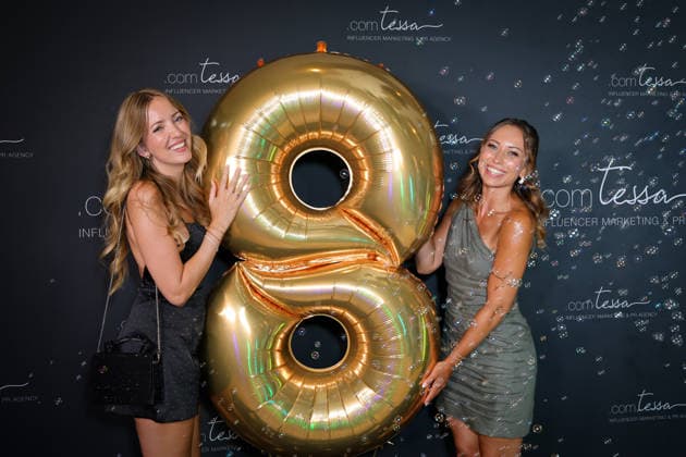 Agentur comtessa wird 8 - mega Party in Düsseldorf! (L-R) Eingehüllt in Seifernblasen Lourene Gollatz mit Mrs. Tollpatschig Svenja Theißen mit der Geburtstags 8 .comTessa Düsseldorf Arabesq Reataurant NRW Deutschland *** comTessa Agency Hosts a Mega 8th Birthday Party in Düsseldorf: L R – Enveloped in soap bubbles, Lourene Gollatz with Mrs. Clumsy; Svenja Theißen at the 8th birthday party. comTessa Düsseldorf, Arabesq Restaurant, NRW, Germany