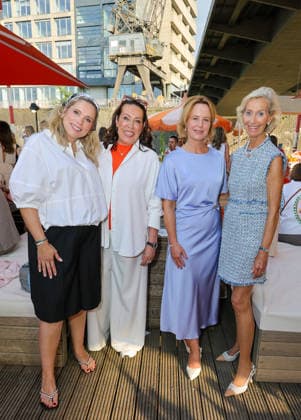 CASA RIANI 2026 - v.l. Mona Buckenmaier mit ihrer Mutter Martina Buckenmaier, Julia Becker ( Verlegerin und Vorsitzende FUNKE Mediengruppe ) mit Kristina Tröger ( Präsidentin Club europäischer Unternehmerinen e.V., CeU ) Düsseldorf Lido Medienhafen NRW Deutschland *** CASA RIANI 2026: Mona Buckenmaier with her mother Martina Buckenmaier; Julia Becker, publisher and chairwoman of FUNKE Mediengruppe; and Kristina Tröger, president of the Club of European Women Entrepreneurs e.V. (CeU), Düsseldorf Lido Medienhafen, North Rhine-Westphalia, Germany