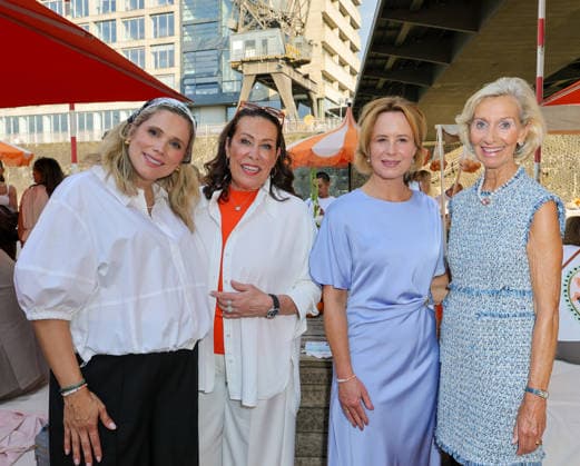 CASA RIANI 2026 - v.l. Mona Buckenmaier mit ihrer Mutter Martina Buckenmaier, Julia Becker ( Verlegerin und Vorsitzende FUNKE Mediengruppe ) mit Kristina Tröger ( Präsidentin Club europäischer Unternehmerinen e.V., CeU ) Düsseldorf Lido Medienhafen NRW Deutschland *** CASA RIANI 2026: Mona Buckenmaier with her mother Martina Buckenmaier; Julia Becker, publisher and chairwoman of FUNKE Mediengruppe; and Kristina Tröger, president of the Club of European Women Entrepreneurs e.V. (CeU), Düsseldorf Lido Medienhafen, North Rhine-Westphalia, Germany