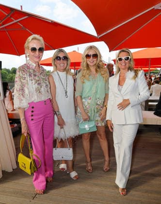 CASA RIANI 2026 - v.l- cool mit Sonnenbrillen Marion Bock (Geschäftsführerin IBSA Pharma ), Mariele Halbe (Medizin trifft Kunst) , Stxylistin Tanja Comba und Claudia Anders ( ganz in weiss in RIANI) Düsseldorf Lido Medienhafen NRW Deutschland *** CASA RIANI 2026: Looking cool in sunglasses—Marion Bock, Managing Director of IBSA Pharma; Mariele Halbe, Medicine Meets Art ; stylist Tanja Comba; and Claudia Anders, dressed all in white, at RIANI Düsseldorf Lido Medienhafen, NRW, Germany