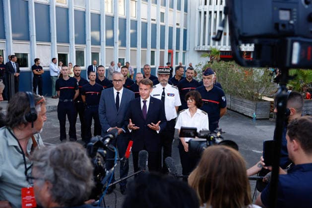 French President Emmanuel Macron (C) speaks to the press alongside French Interior Minister Laurent Nunez (L), Sophie Brocas, Prefect of the Gironde region (2nd from right), and Marc Vermeulen, Departmental Director of the SDIS 33 Fire and Rescue Service (right), after a visit to the departmental fire and rescue operations center (CODIS) in Bordeaux, following wildfires in the area in southwestern France, on July 27, 2026. France has been battered by three heat waves since May as part of increasingly common extreme weather events linked to climate change, causing excess deaths, drying up rivers, and fueling wildfires. Scientists have long warned that climate change caused by human use of fossil fuels will make periods of drought more inten  Copyright: xKenzoxTribouillard Pool BestimagexKenzoxTribouillard Pool Bestimagex