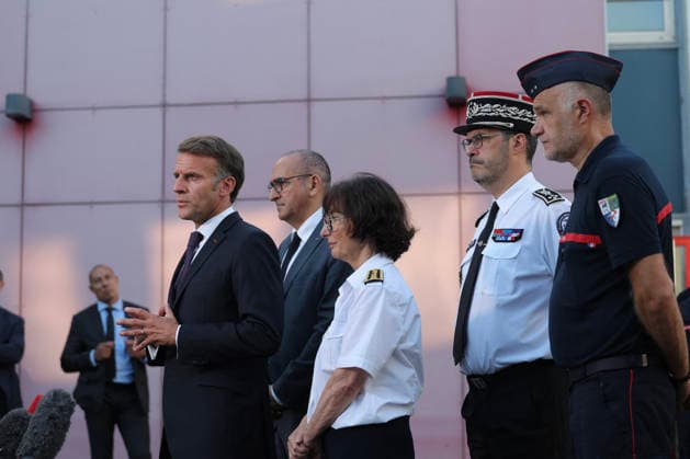 French President Emmanuel Macron (L) speaks to the press next to French Interior Minister Laurent Nunez (2L), Sophie Brocas, Prefect of the Gironde region (center), and Marc Vermeulen, Departmental Director of the SDIS 33 Fire and Rescue Service (right), after a visit to the departmental fire and rescue operations center (CODIS) in Bordeaux, following wildfires in the area in southwestern France, on July 27, 2026. France has been battered by three heat waves since May as part of increasingly common extreme weather events linked to climate change, causing excess deaths, drying up rivers, and fueling wildfires. Scientists have long warned that climate change caused by human use of fossil fuels will make periods of drought more intense and lo  Copyright: xKenzoxTribouillard Pool BestimagexKenzoxTribouillard Pool Bestimagex