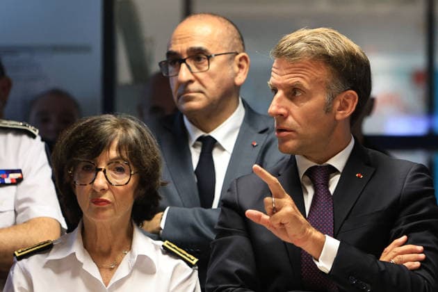 French President Emmanuel Macron (C) speaks to the press alongside French Interior Minister Laurent Nunez (L), Sophie Brocas, Prefect of the Gironde region (2nd from right), and Marc Vermeulen, Departmental Director of the SDIS 33 Fire and Rescue Service (right), after a visit to the departmental fire and rescue operations center (CODIS) in Bordeaux, following wildfires in the area in southwestern France, on July 27, 2026. France has been battered by three heat waves since May as part of increasingly common extreme weather events linked to climate change, causing excess deaths, drying up rivers, and fueling wildfires. Scientists have long warned that climate change caused by human use of fossil fuels will make periods of drought more inten  Copyright: xFabienxCottereaux xBestimagexFabienxCottereaux xBestimagex