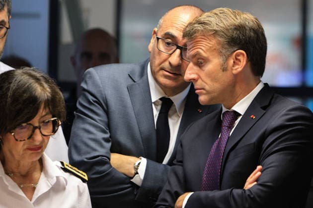 French President Emmanuel Macron (C) speaks to the press alongside French Interior Minister Laurent Nunez (L), Sophie Brocas, Prefect of the Gironde region (2nd from right), and Marc Vermeulen, Departmental Director of the SDIS 33 Fire and Rescue Service (right), after a visit to the departmental fire and rescue operations center (CODIS) in Bordeaux, following wildfires in the area in southwestern France, on July 27, 2026. France has been battered by three heat waves since May as part of increasingly common extreme weather events linked to climate change, causing excess deaths, drying up rivers, and fueling wildfires. Scientists have long warned that climate change caused by human use of fossil fuels will make periods of drought more inten  Copyright: xFabienxCottereaux xBestimagexFabienxCottereaux xBestimagex
