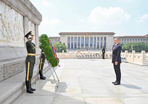 (260728) -- BEIJING, July 28, 2026 -- Slovak President Peter Pellegrini lays a wreath at the Monument to the People s Heroes on Tian anmen Square in Beijing, capital of China, July 28, 2026. ) CHINA-BEIJING-SLOVAK PRESIDENT-MONUMENT-TRIBUTE (CN) YuexYuewei 