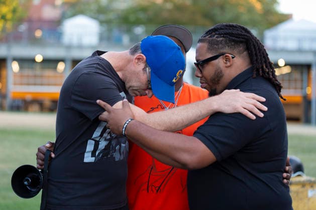 July 27, 2026, Seattle, Washington, USA: Community members pray together for victims of gun violence during a vigil at Seattle Center for the victims of last nightÃ¢â‚¬â ¢s shooting at the Bite of Seattle festival in Seattle on Monday, July 27, 2026. Seattle USA  - ZUMAg235 20260727_zap_g235_046 Copyright: xPaulxChristianxGordonx