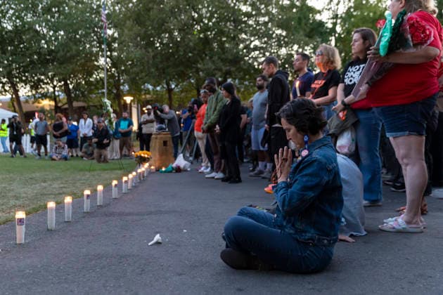July 27, 2026, Seattle, Washington, USA: Community members observe a moment of silence during a vigil at Seattle Center for the victims of last nightÃ¢â‚¬â ¢s shooting at the Bite of Seattle festival in Seattle on Monday, July 27, 2026. Seattle USA  - ZUMAg235 20260727_zap_g235_050 Copyright: xPaulxChristianxGordonx