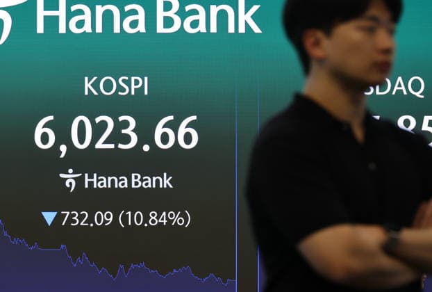 KOSPI sinks over 10 pct KOSPI sinks over 10 pct A financial data screen in the dealing room of Hana Bank in Seoul on July 28, 2026, shows the benchmark Korea Composite Stock Price Index having lost 732.09 points, or 10.84 percent, to close at 6,023.66. South Korean stocks crashed as investors sold off tech shares on intensifying doubts over the future of large-scale investment into artificial intelligence infrastructure. (Yonhap) 2026-07-28 16:11:57 < 1980-2026 YONHAPNEWS AGENCY. .> ¼­¿ïÆ¯º°½Ã EDITORIAL USE ONLY  Copyright: xx PYH2026072818450031500 YonhapxNewsx yonphotos254993