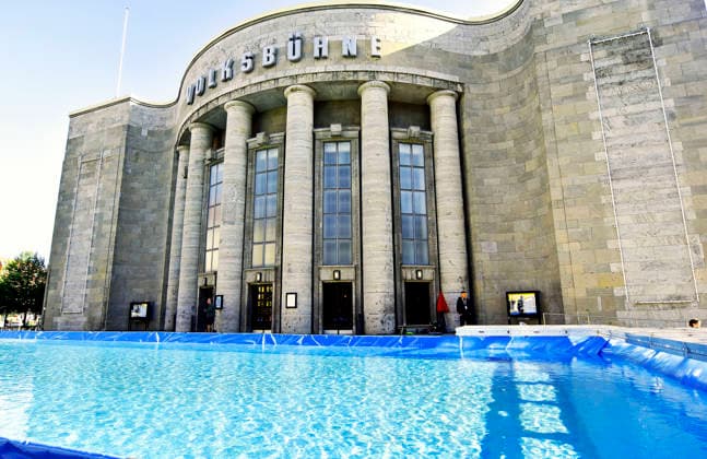 25m langes Schtemporaeres Schwimmbecken vor Volksbuehne. *** A 25-meter-long temporary swimming pool in front of the Volksbühne
