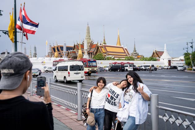 Thai King Maha Vajiralongkorn s 74th birthday BANGKOK, THAILAND - JULY 28: Tourists have their photo taken in front of the Grand Palace at Sanam Luang in Bangkok, Thailand on July 28, 2026. Matt Hunt Anadolu Bangkok Thailand. Editorial use only. Please get in touch for any other usage.  Copyright: x2026xAnadoluxMattxHuntx