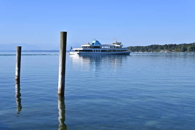 Wetterbild vom 28.07.2026: Ausflugsschiff MS Seeshaupt auf dem ruhigen See,,Bayerische Seeschiffahrt.Schiff. *** Weather photo from July 28, 2026: The MS Seeshaupt sightseeing boat on the calm lake, a vessel of the Bavarian Lake Navigation Company