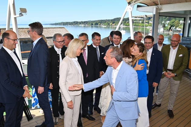 Thorsten GLAUBER mit Ulrike SCHARF ,Begruessung. Das Bayerische Kabinett tagt am 28.07.2026 auf der MS Starnberg auf dem Starnberger See. *** Thorsten GLAUBER with Ulrike SCHARF, Welcome: The Bavarian Cabinet will meet on July 28, 2026, aboard the MS Starnberg on Lake Starnberg
