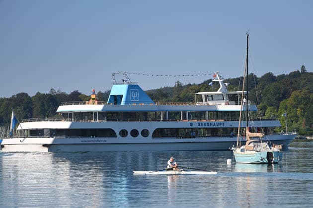 Wetterbild vom 28.07.2026: Ruderer auf dem Starnberger See vor MS Seeshaupt,Ausflugsschiff,Bayerische Seeschiffahrt. *** Weather photo from July 28, 2026: Rowers on Lake Starnberg in front of the MS Seeshaupt, a sightseeing boat operated by Bayerische Seeschiffahrt
