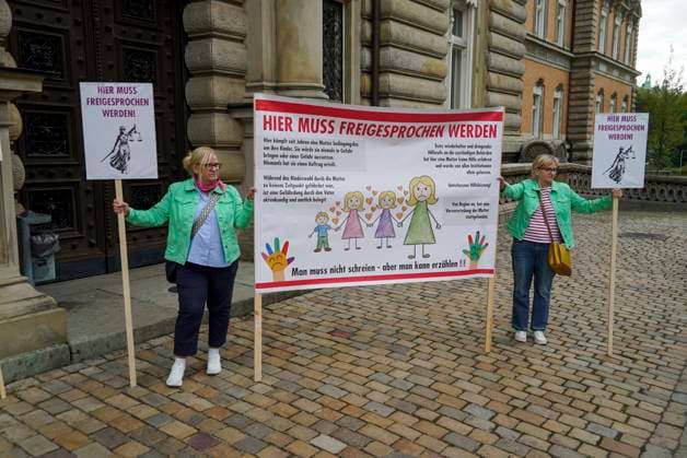CNTV BLOCK- Unterstuetzer von Frau Block stehen vorm Gericht auf der Strasse in Hamburg 28.07.2026 beim Prozess wegen mutmasslicher Kindesentfuehrung im Landgericht Hamburg Strafjustizgebaeude Entfuehrungsfall der Block Kinder Hamburg Deutschland *** CNTV BLOCK: Supporters of Ms. Block stand on the street outside the courthouse in Hamburg on July 28, 2026, during the trial for alleged child abduction at the Hamburg Regional Court’s Criminal Justice Building—the Block children abduction case, Hamburg, Germany